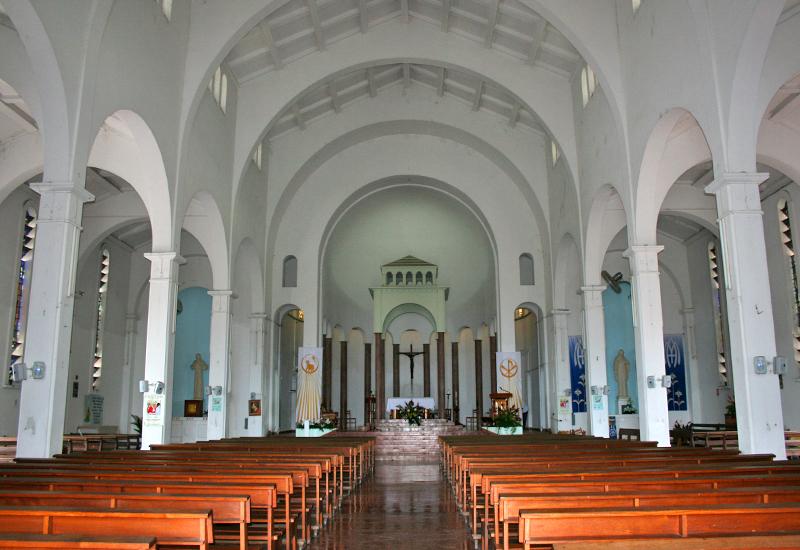 Eglise Saint-Charles Borromée. Vaisseau central impressionnant