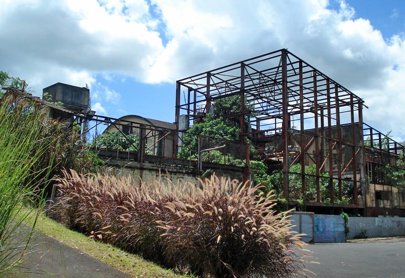Baie-Mahault (Guadeloupe), ancienne centrale électrique. Carcasse de l'ancienne usine