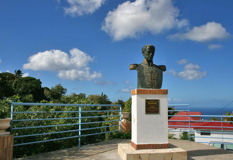 A Gourbeyre, en Guadeloupe, le Buste de Gourbeyre élevé sur un promontoire, face à la Mairie