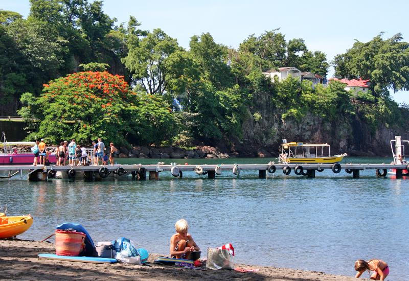 Plage de Malendure - Bouillante : le ponton, départ pour la plongée 