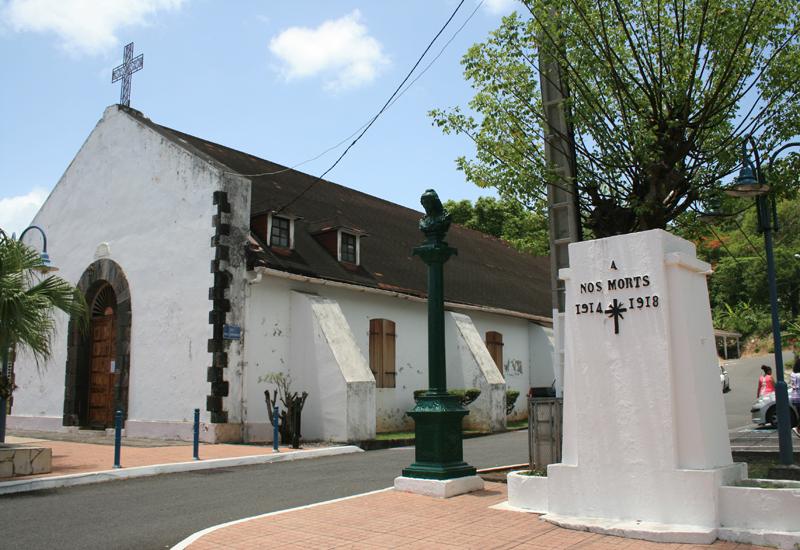 La colonne avec buste de Marianne, un haut lieu de recueillement à Bouillante