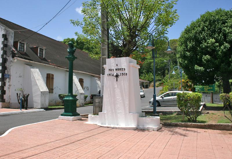 Deux importants symboles pour le souvenir : Marianne et le monument aux morts