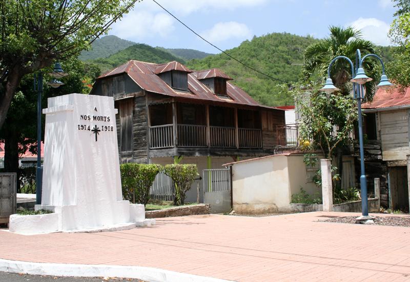 Colonne avec buste de Marianne - Bouillante, Guadeloupe. Un monument pour le souvenir
