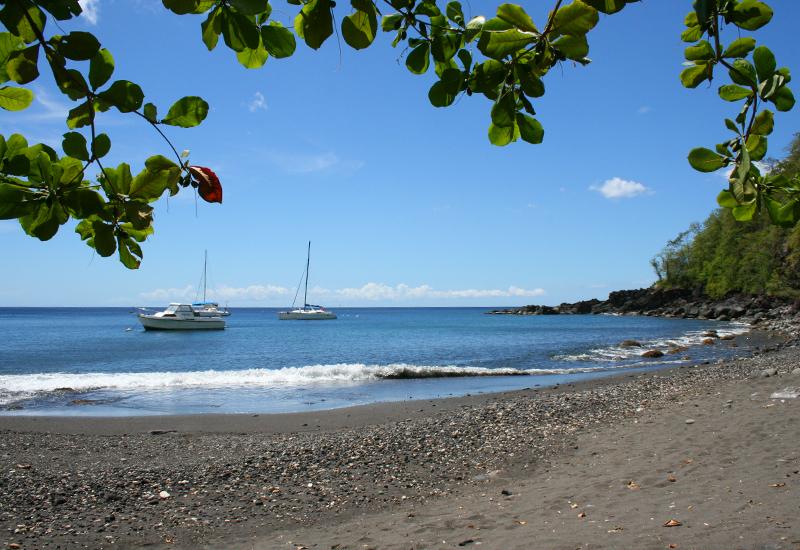 Anse Dupuy - Vieux-Fort - Guadeloupe : Une petite crique de sable gris