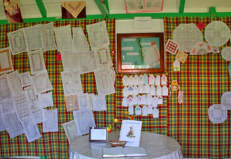 Centre de broderie et arts textiles - Vieux-Fort, Guadeloupe. Les brodeuses exposent leurs ouvrages
