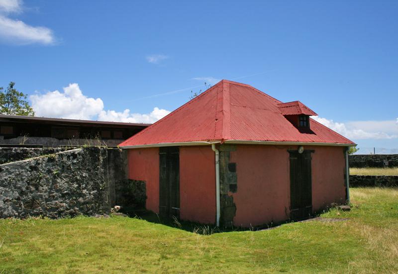 Fort L'Olive - Vieux-Fort, en Guadeloupe. Ancien dépôt à poudre
