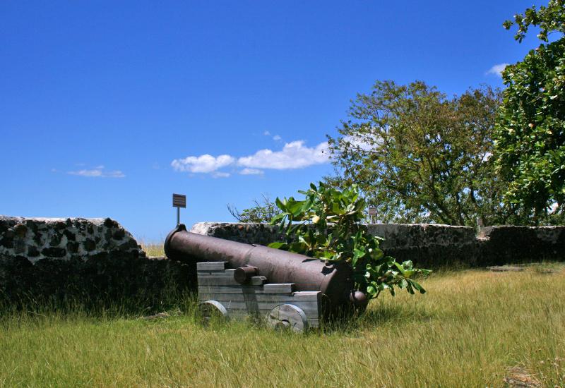 Fort L'Olive, ville de Vieux-Fort. Canon en position