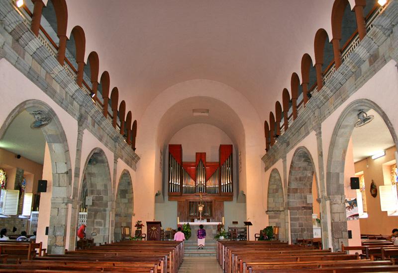 Guadeloupe, Basse-Terre, Eglise Notre-Dame du Mont Carmel. Nef et chœur