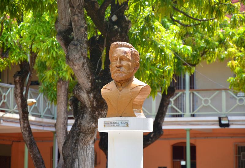 Buste de l'ancien député qui a donné son nom au Lycée