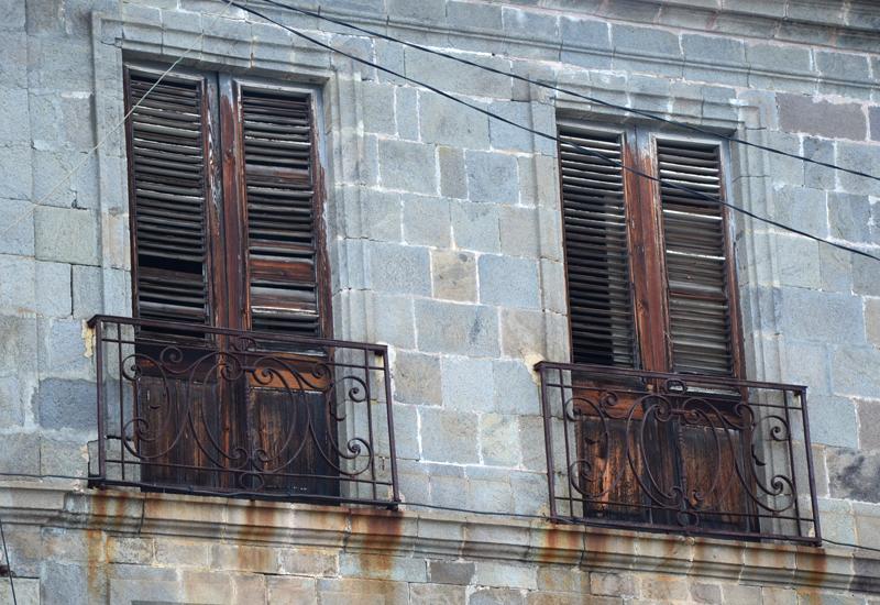 Basse-Terre, Maison Chapp : portes-fenêtres à persiennes, balcon en fer forgé