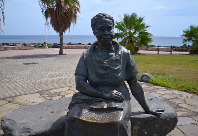 Guadeloupe - Basse-Terre, front de mer. Sculpture en bronze de Gerty Archimède