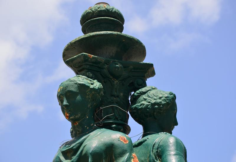 Fontaine de la Place des Carmes : 3 visages de bronze