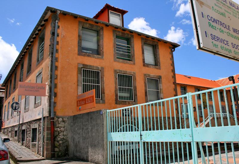 Médiathèque Caraïbe Bettino Lara. Entrée rue Amédée Fengarol