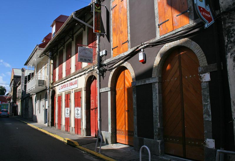 Basse-Terre, maisons typiques. Anciens entrepôts rue Christophe Colomb