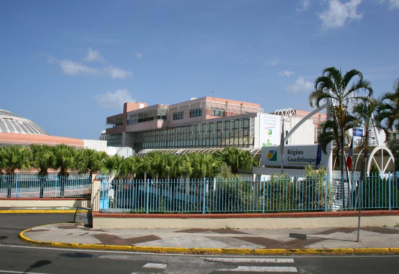 Conseil régional de la Guadeloupe - Basse-Terre : façade Avenue Paul Lacavé