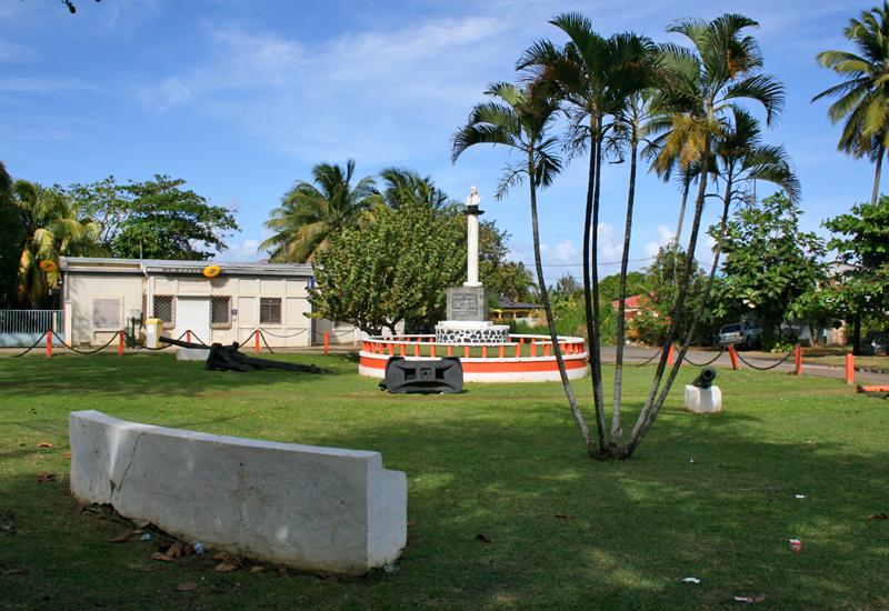 Plusieurs canons et deux énormes ancres marines entourent le monument