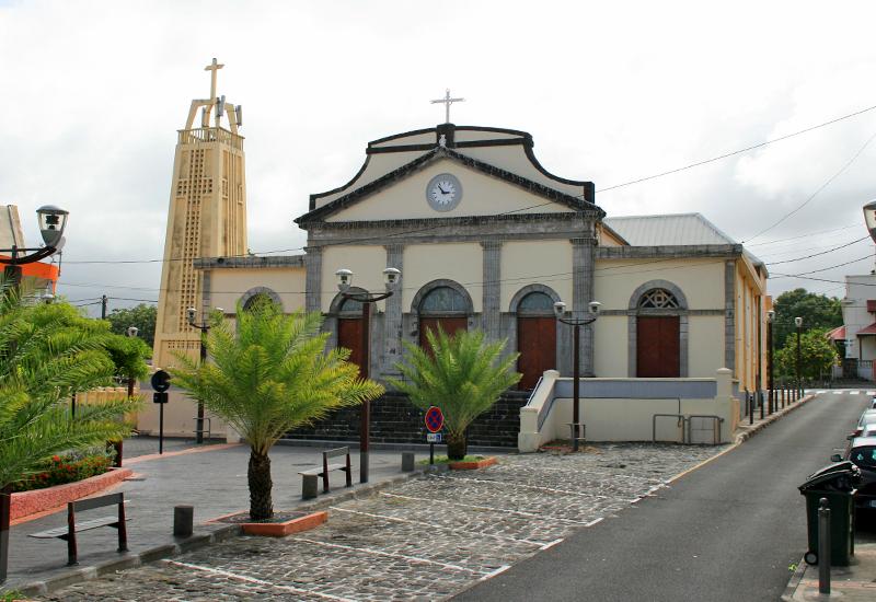 Eglise Saint-Hyacinthe. Fronton mouluré de style néoclassique