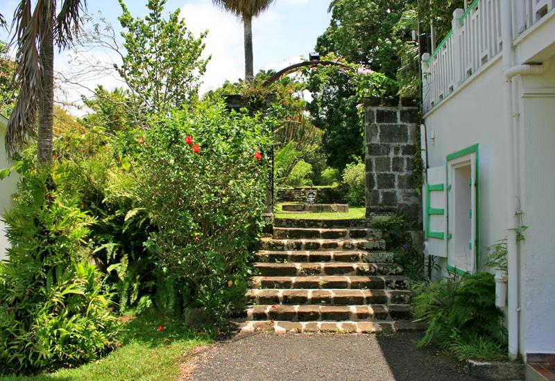 Guadeloupe - Habitation Bois-Debout - Capesterre Belle-Eau. Seuls préservés : l'escalier et le portail du XVIIIè