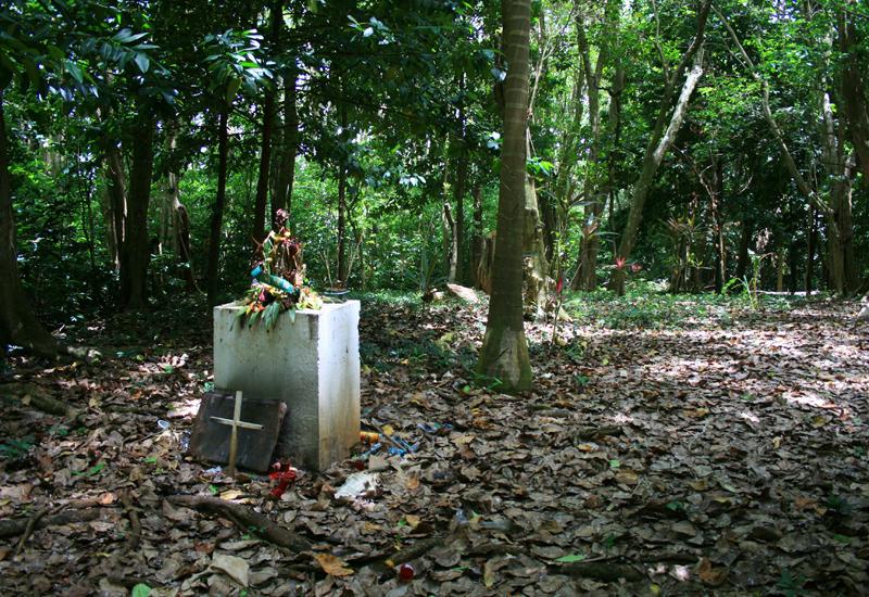 Guadeloupe - Capesterre Belle-eau, le cimetière des Esclaves. Une stèle toute simple… pour le souvenir