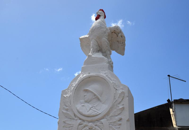 Monument aux morts - Vieux-Habitants : les deux évocations réunies, l'humain, et le symbole