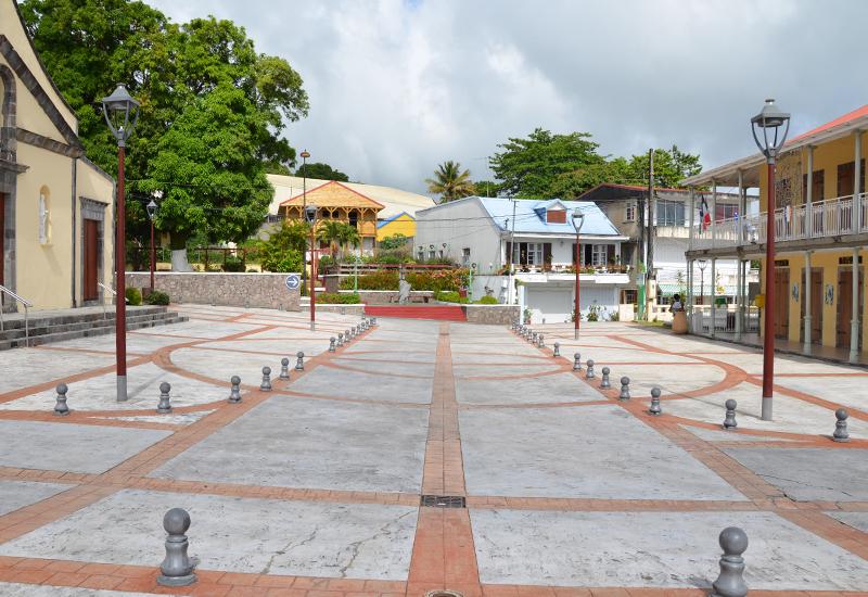 Ancienne mairie de Saint-Claude, Guadeloupe. Une place récemment rénovée