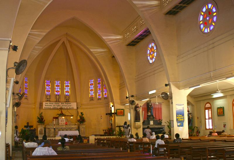 Eglise Sainte-Anne, ville de Sainte-Anne. Vue intérieure, grande nef et chœur