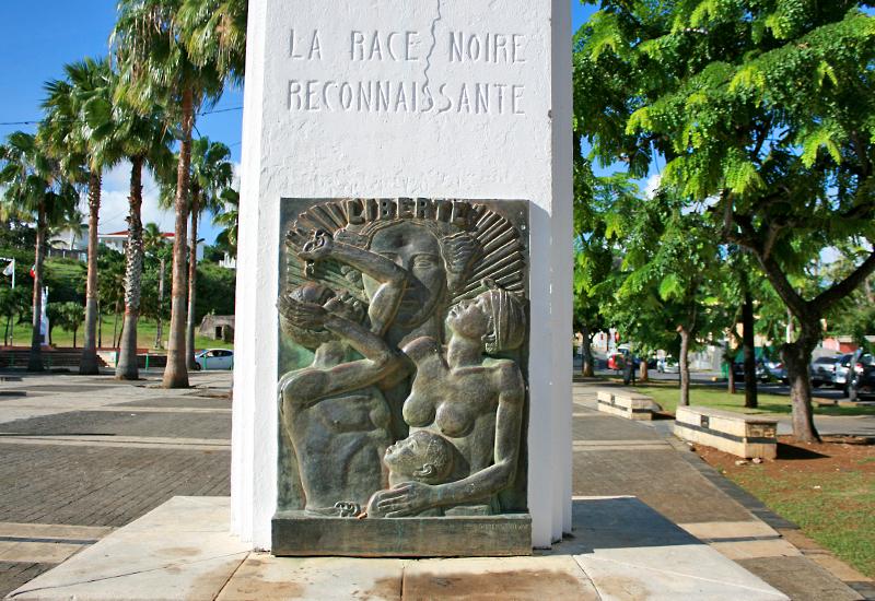 Un bas-relief en bronze au nom de Liberté orne le piedestal