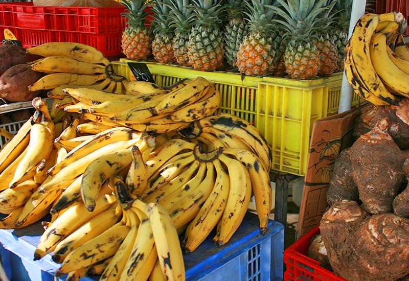Bananes plantain, ananas et autres fruits locaux