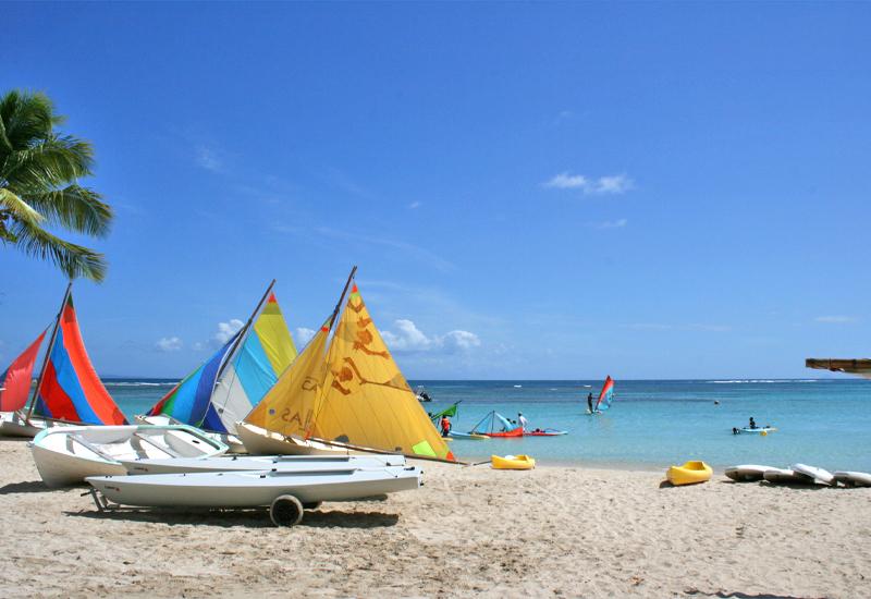 Guadeloupe - Base nautique de Sainte-Anne : de nombreuses disciplines, dont la voile traditionnelle, y sont pratiquées