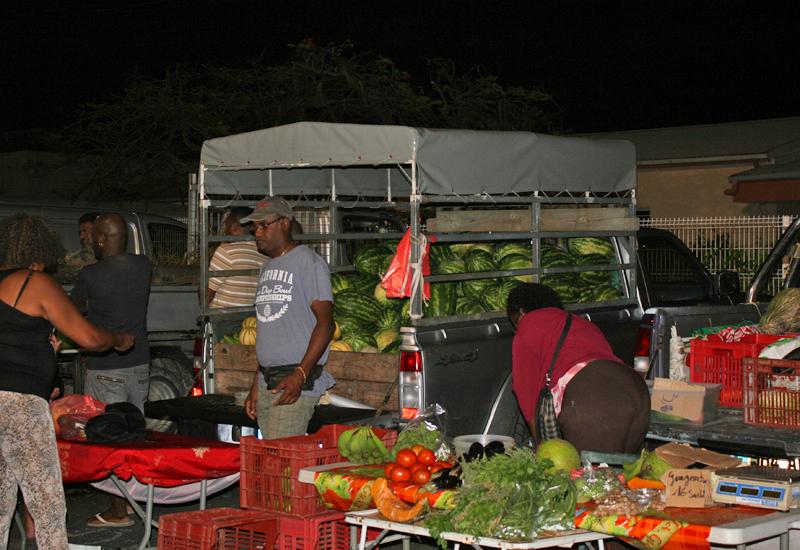 Marché nocturne de Sainte-Anne, vente directe par les agriculteurs