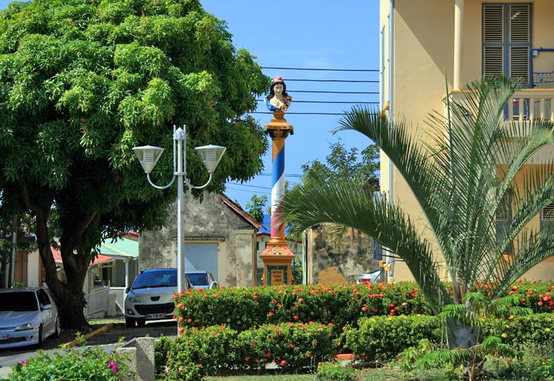 Jouxtant la Mairie, le buste de Marianne, ville de Pointe-Noire
