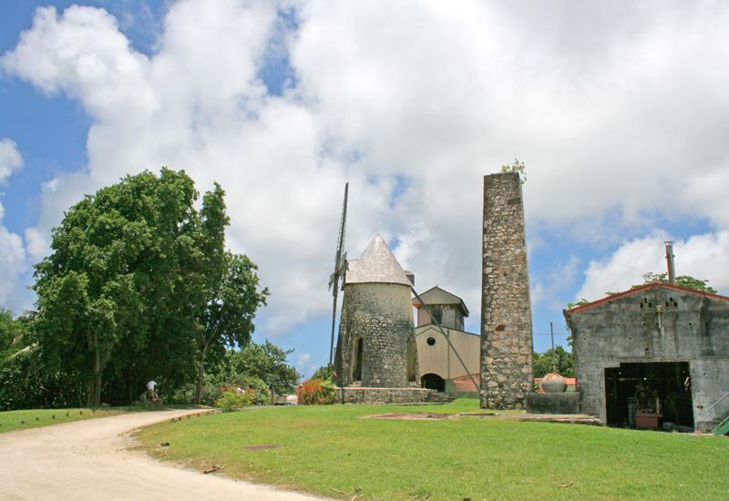 Vue sur l'ancienne cheminée et le moulin