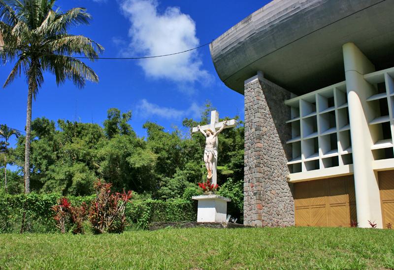 Chapelle Notre Dame de Guadeloupe. A l'extérieur, le Christ en croix