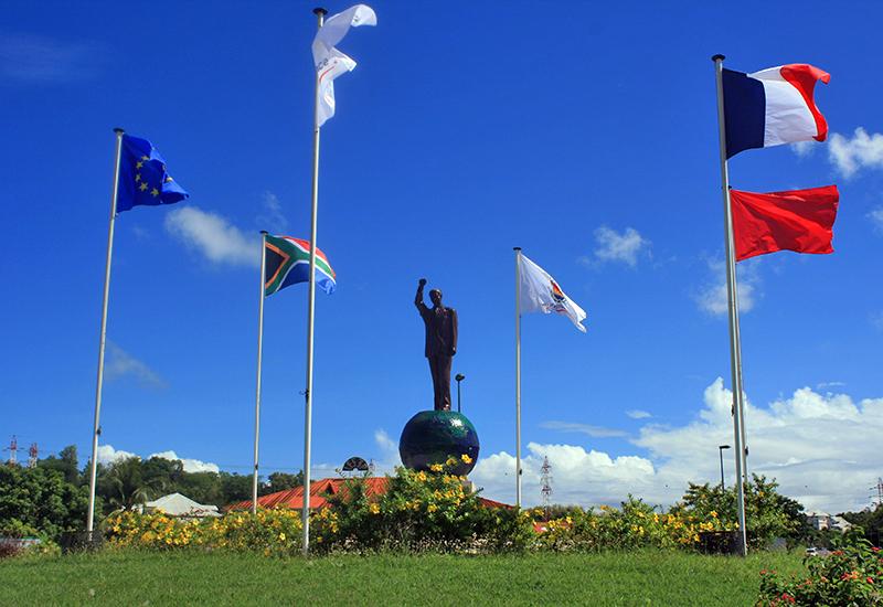 Située au rond-point de Petit-Pérou : la statue de Nelson Mandela