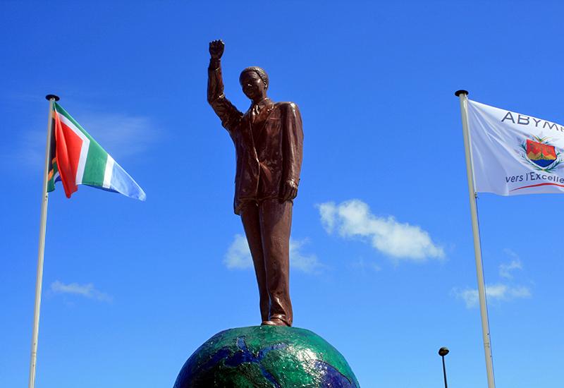 Nelson Mandela représenté sur un globe terrestre s'adressant au peuple