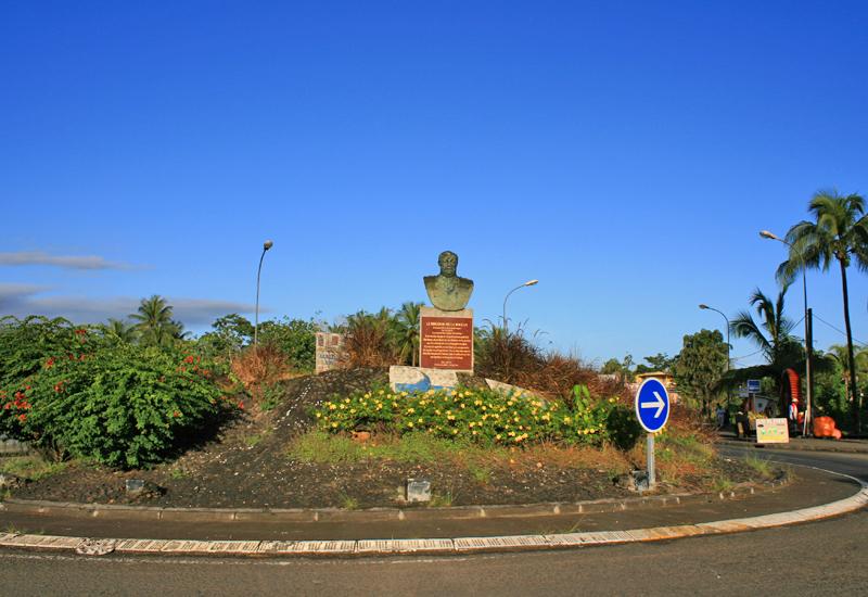 A l'entrée de la commune des Sainte-Rose, le buste de Félix Eboué