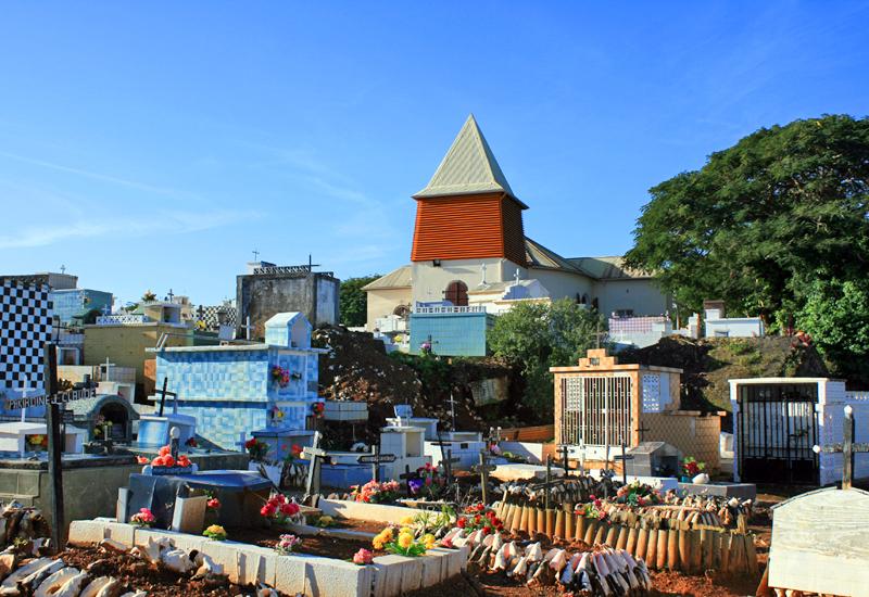 Sainte-Rose, Guadeloupe. Dominant la mer, le cimetière