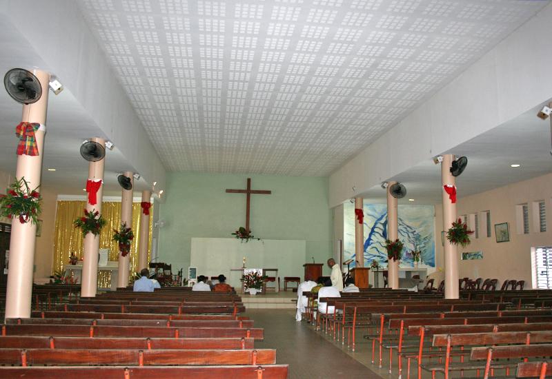 Guadeloupe. Sainte-Anne, église Sainte-Bernadette des Grands Fonds : la nef 