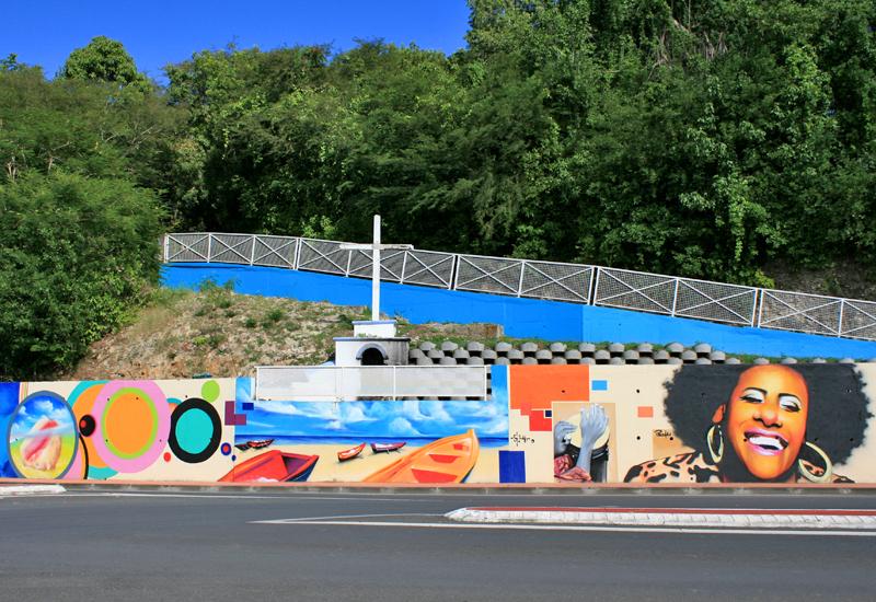 La chapelle des 3 ponts surplombe l'œuvre du graffeur guadeloupéen Pacman