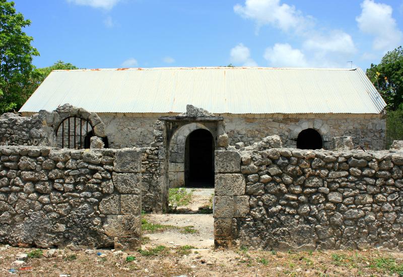 L'ancienne prison d'Anse-Bertrand vue depuis Ravine Sable 