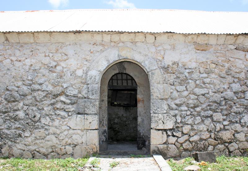 La porte cintrée en pierres de taille de l'ancienne prison d'Anse-Bertrand