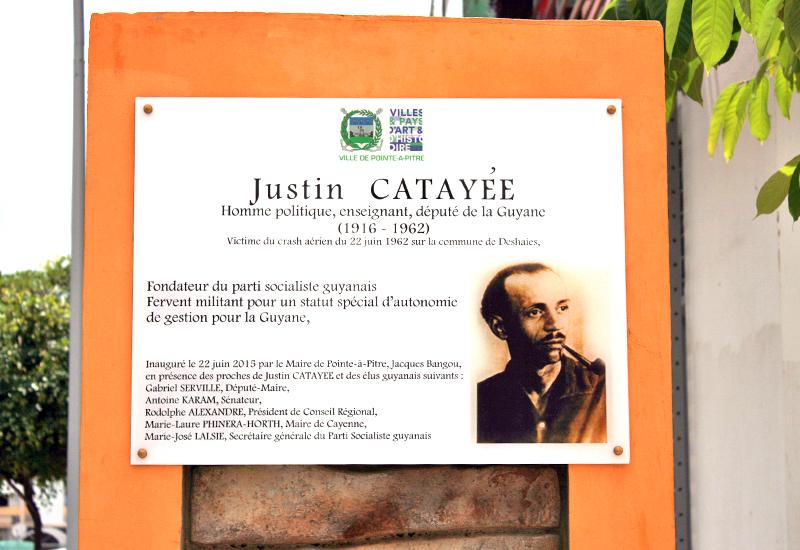 Plaque commémorative dédiée à Justin Catayée : hommage à l'homme politique