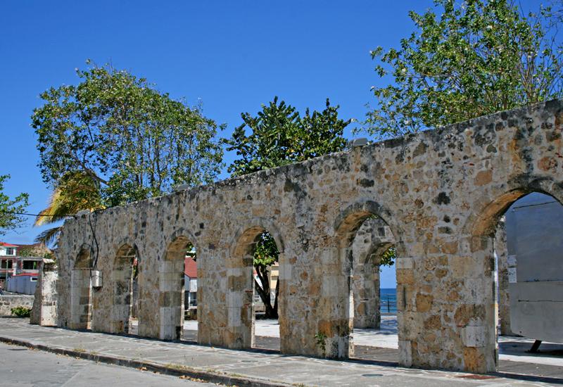 Espace Wizosky - Le Moule, Guadeloupe : mur à arcades de l'ancienne fabrique
