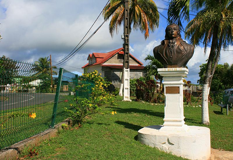 Ville de Goyave, Guadeloupe, le buste de Delgrès érigé au cœur d'un jardin fleuri