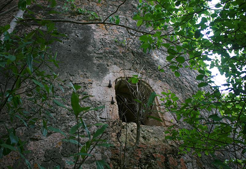 Fenêtre cintrée, murs recouverts d'un enduit à base de chaux