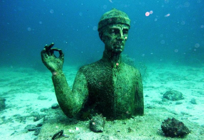 Le buste immergé du Commandant Cousteau